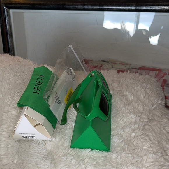 BOTTEGA Green Sunglasses NWT unboxed but will come with box too - Picture 5 of 9